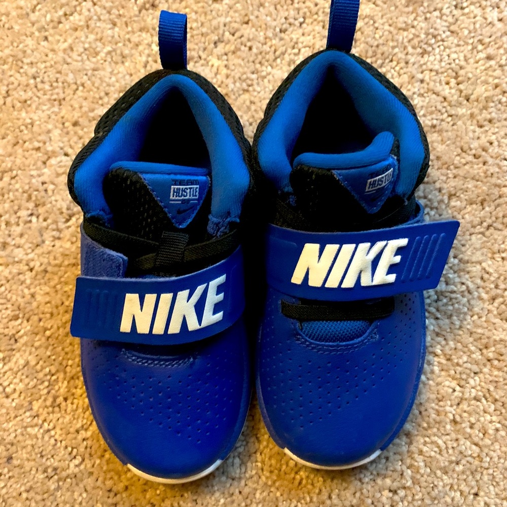 Nike team hustle toddler sneakers